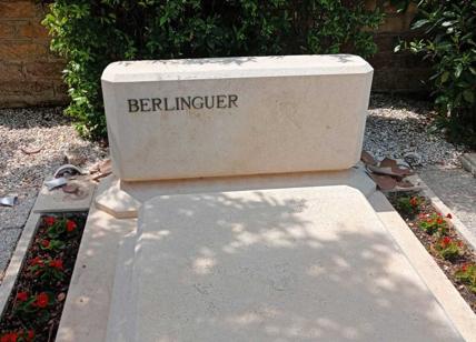 Vandalizzata la tomba di Enrico Berlinguer: oltraggio al cimitero Flaminio