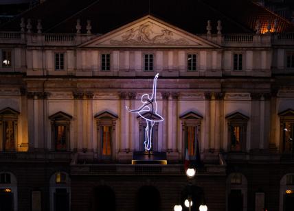 Big Ballerina illumina la facciata del Teatro alla Scala