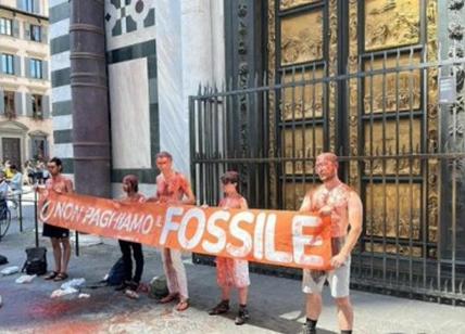 Firenze, attivisti instancabili: blitz con succo di pomodoro al Battistero