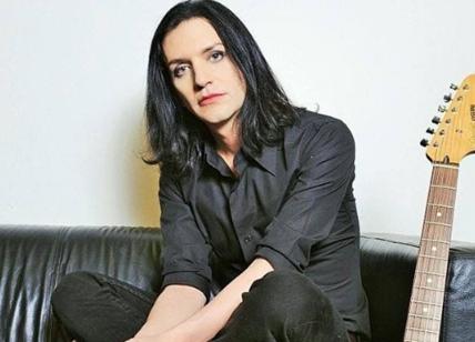 Il cantante dei Placebo dà del pezzo di merda a Giorgia Meloni