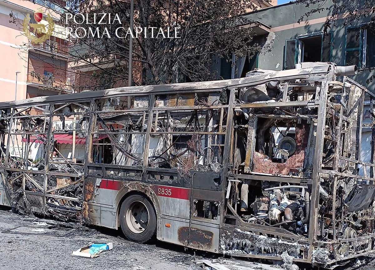 bus a fuoco roma 01