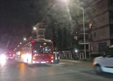 Roma, il giallo del bus Atac parcheggiato in doppia fila senza autista