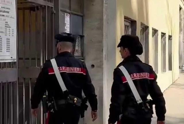 I Carabinieri durante il blitz