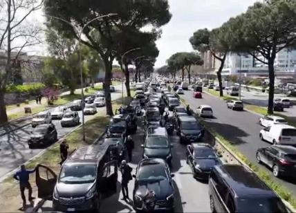 L'accusa degli Ncc in corteo: "I taxi non fanno fattura e Salvini li sostiene"