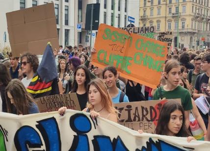 "Resistenza contro governo negazionista": il corteo dei Fridays a Milano