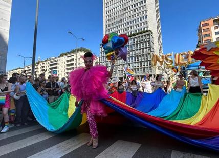 Gay Pride a Milano, presente Schlein: "Pericolo regressione su diritti Lgbtq+"