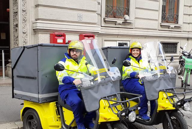 Poste Italiane, arrivano le nuove divise per i portalettere di Milano