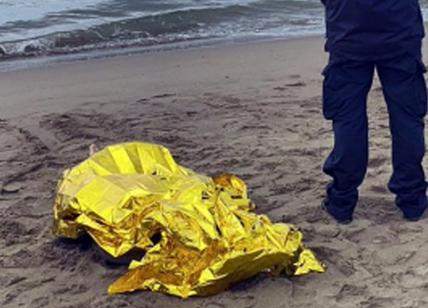 Donna trovata morta sulla spiaggia: giallo a Fiumicino