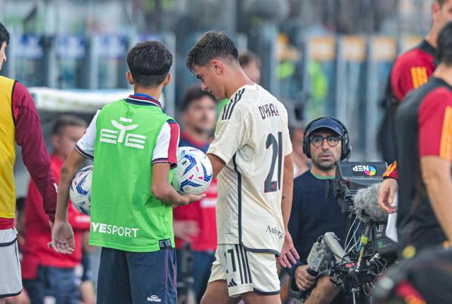 Dybala esce a Cagliari dopo l'infortunio al ginocchio (foto Lapresse)