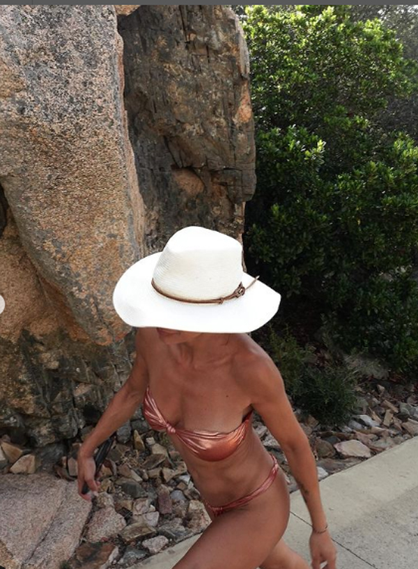 Elisabetta Canalis, bikini e relax in vacanza (Instagram littlecrumb_)