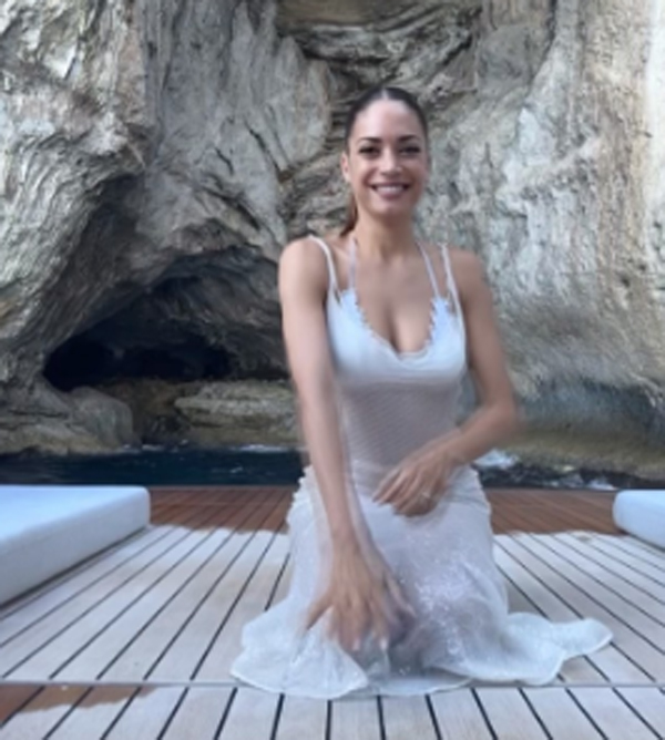 Elodie a Capri, spettacolo in barca al largo dei Faraglioni (Instagram elodie)