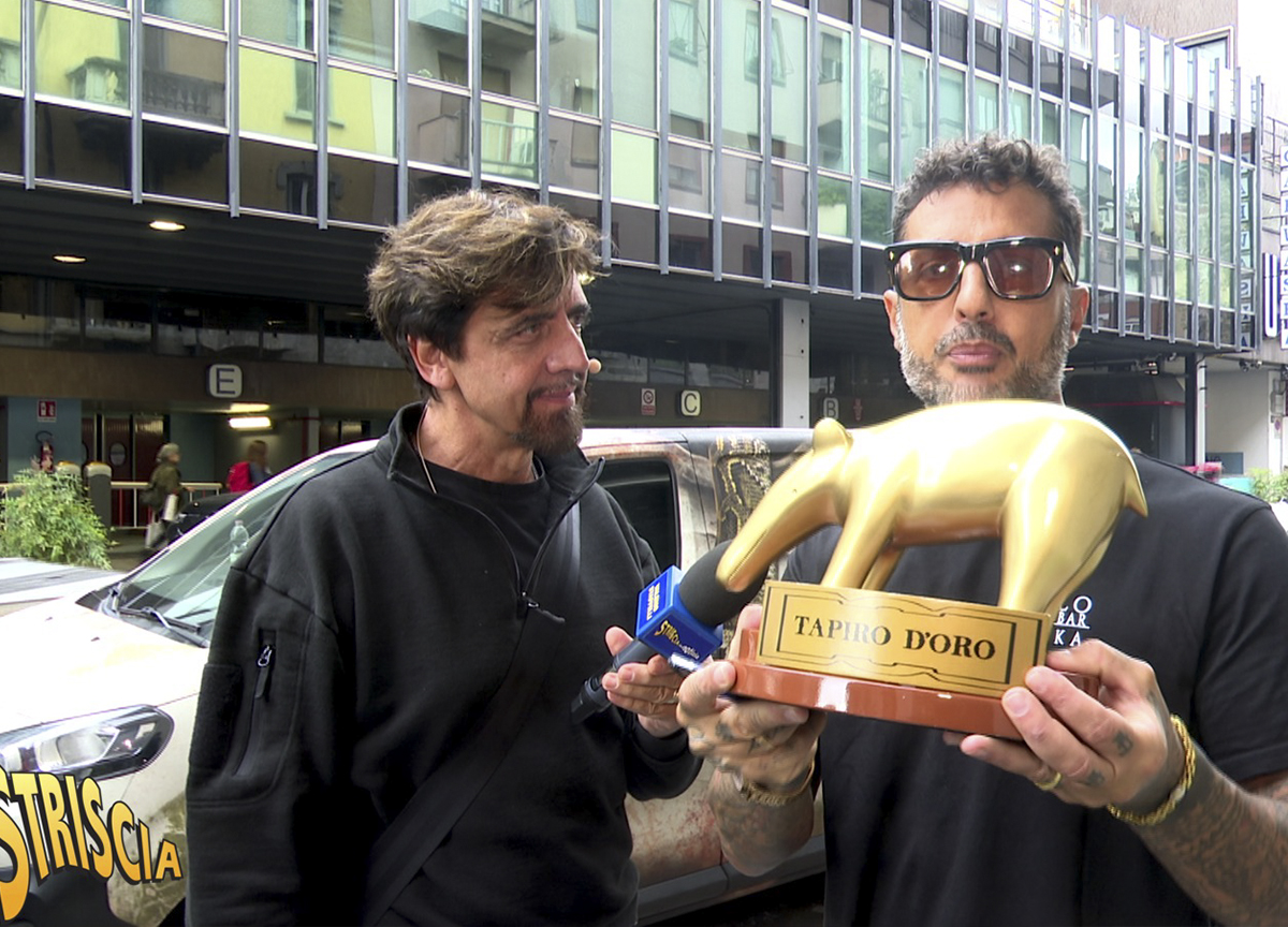 Fabrizio Corona riceve il tapiro d'oro  da Valerio Staffelli
