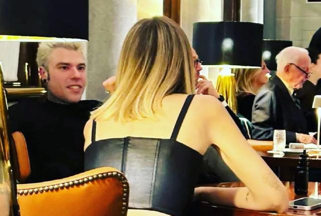 Ma quale crisi? I Ferragnez paparazzati insieme sorridenti a Milano (foto di Alberto Dandolo)