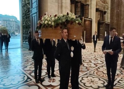 Incendio Rsa, i funerali al Duomo: Delpini: "Gli ospiti non sono fascicoli"