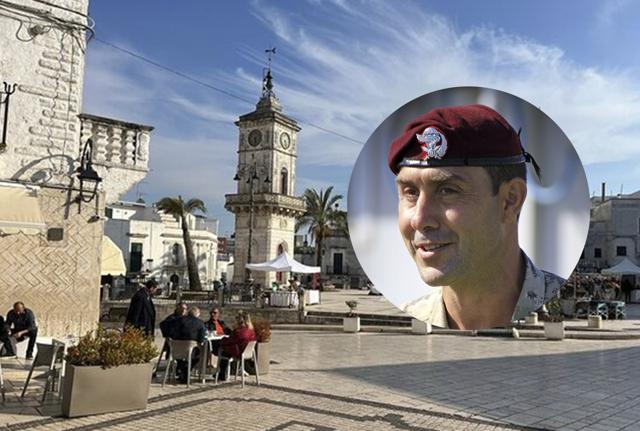 Nel tondino a destra Il generale Roberto Vannacci. Sullo sfondo Piazza Plebiscito (Ceglie Messapica, Brindisi)