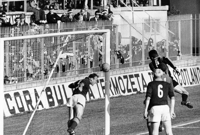 Giacomo Losi salva un gol sulla riga durante Inter-Roma (foto Lapresse)