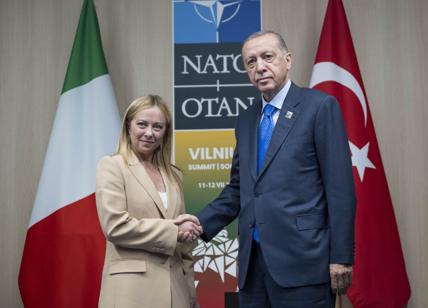 Nato, Meloni incontra il Sultano Erdogan e "rimedia" un invito in Turchia