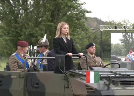 Difesa, Meloni sfila con l'Esercito. Mattarella: "La guerra minaccia l'Europa"