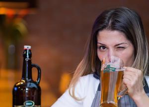 Dacci oggi l'Oktoberfest all'Eur con tanto di birra del mastro e sacerdote padre Daniele Randazzo