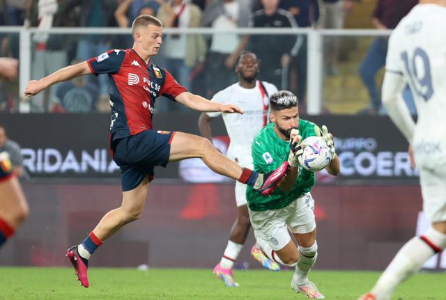 Giroud portiere dopo l'espulsione di Maignan decisivo nella vittoria del Milan sul Genoa (foto Lapresse)