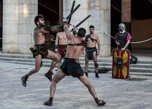 Turisti gladiatori al Colosseo: Airbnb e il Parco Archeologico vogliono trasformarlo in un parco a tema. Così si calpesta la storia