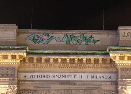 Milano, vandali alla Galleria in Duomo. Fontana: "Paghino tutto"