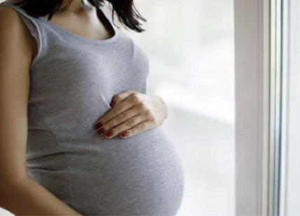 Finge 5 gravidanze e 12 aborti per non lavorare: truffa Inps da 111mila euro