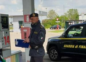 Benzina e gasolio sotto controllo della 'ndrangheta, raffica di arresti: 7 in carcere, 12 ai domiciliari. Il trucco della frode tra società carosello