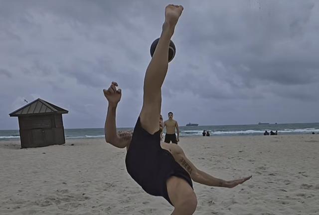 Ibrahimovic show, rovesciata in spiaggia a Miami (Instagram iamzlatanibrahimovic)