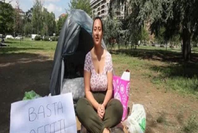 Affitti troppo cari, a Milano studentessa dorme in tenda