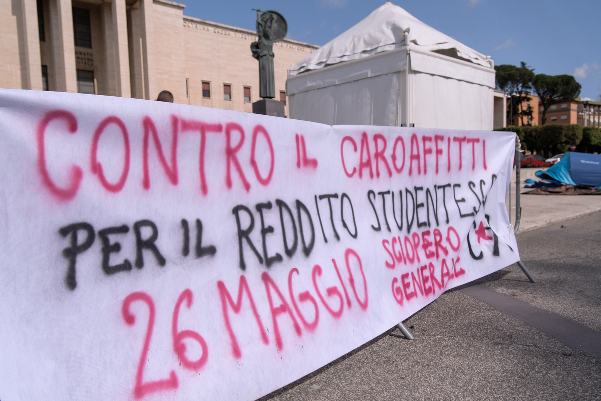 Studenti protestano contro il caro affitti