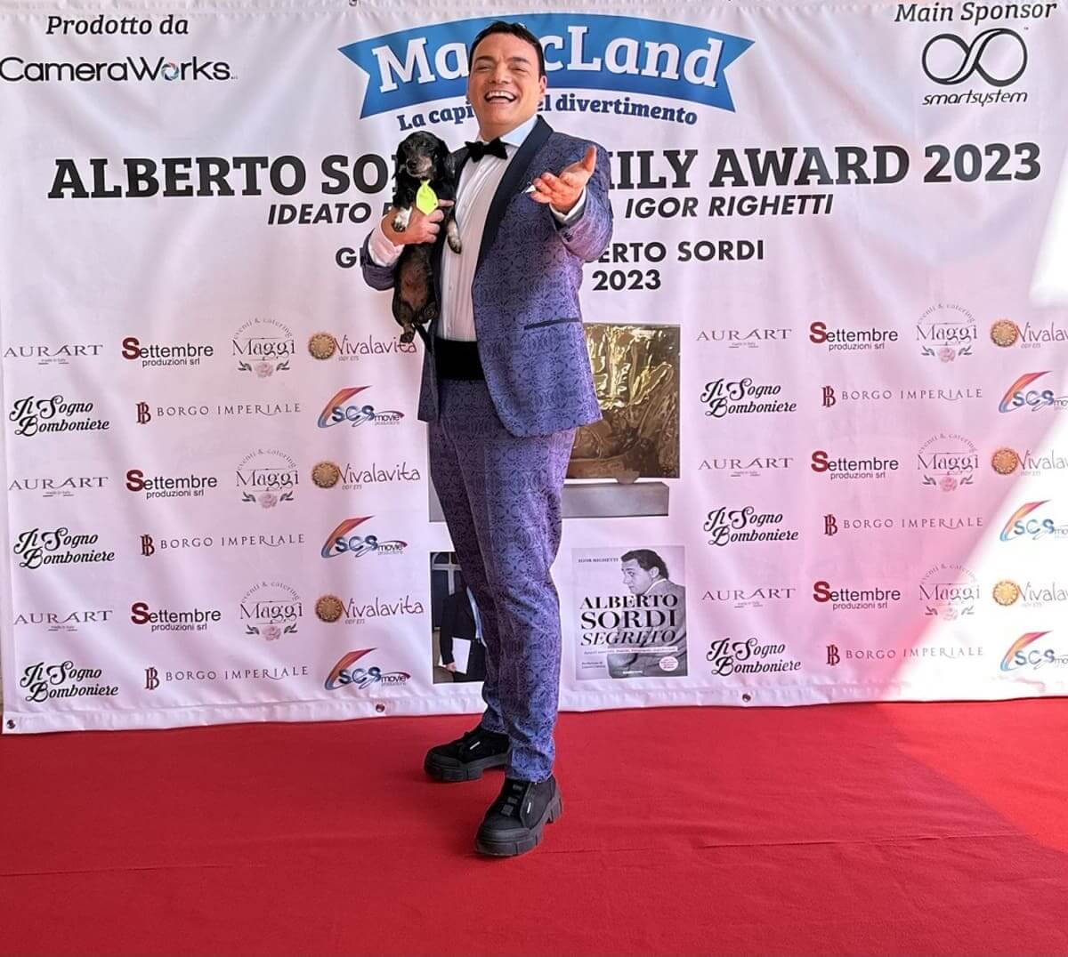 Igor Righetti con il suo inseparabile bassotto Byron sul red carpet dell'Alberto Sordi Family Award da lui ideato nel 2017.jpg