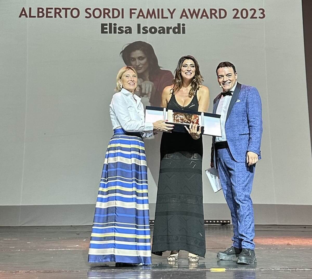 La caporedattrice di Rai Italia Tiziana Ribichesu premia Elisa Isoardi nella sezione televisione.jpg