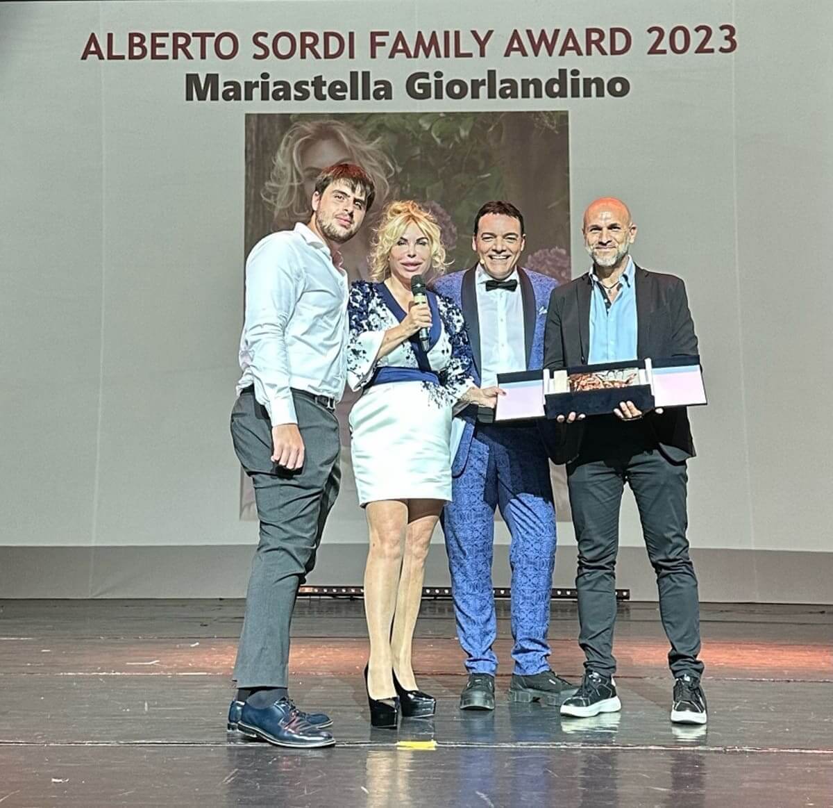 La presidente della Fondazione Artemisia Mariastella Giorlandino premiata nella sezione Imprenditoria sociale dal direttore del mensile Gp magazine Alessandro Cerreoni.jpg