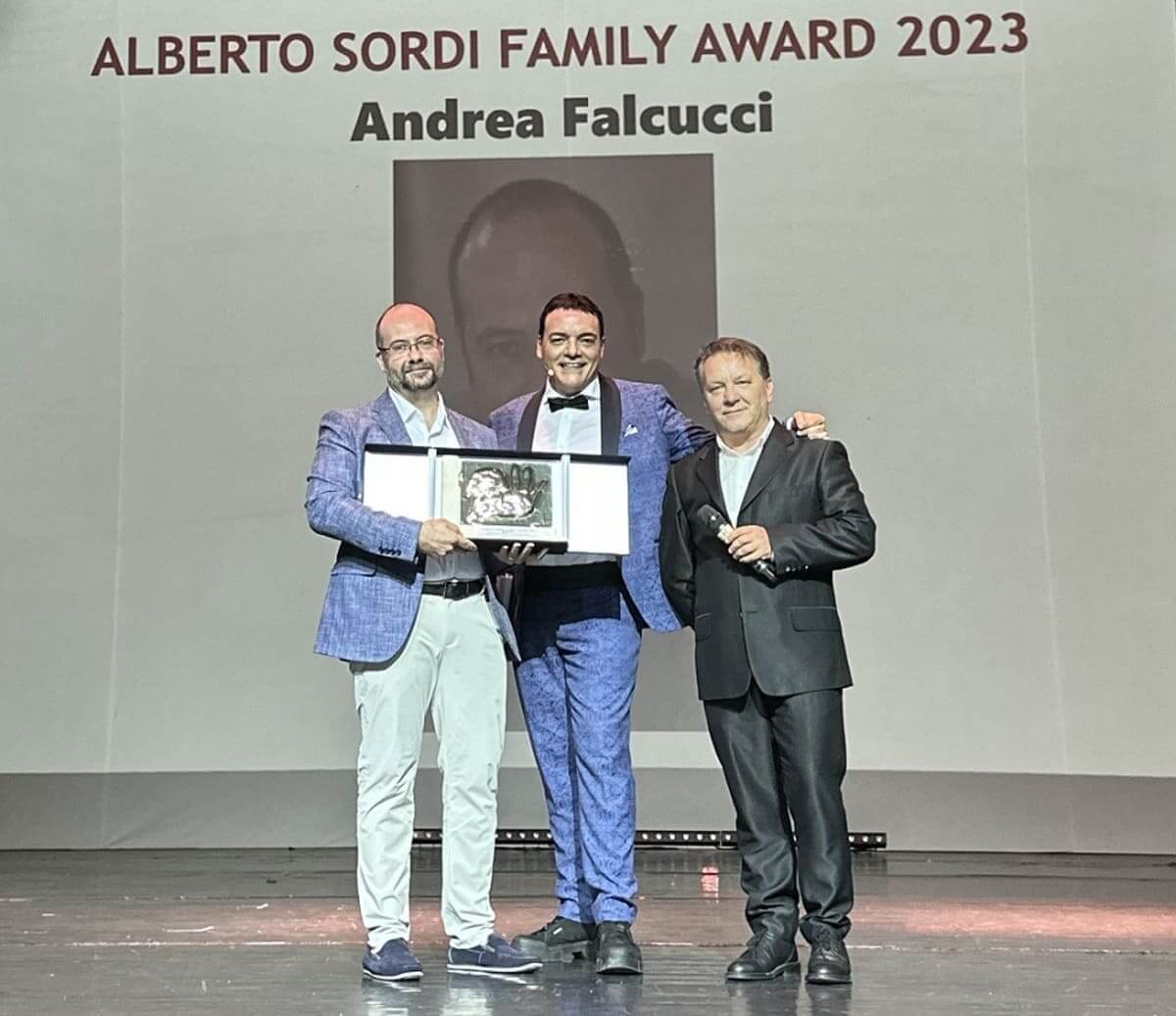 L'Alberto Sordi Family Award consegnato da Igor Righetti e dal produttore dell'evento Massimiliano Filippini al Ceo di SmartSystem Andrea Falcucci.jpg