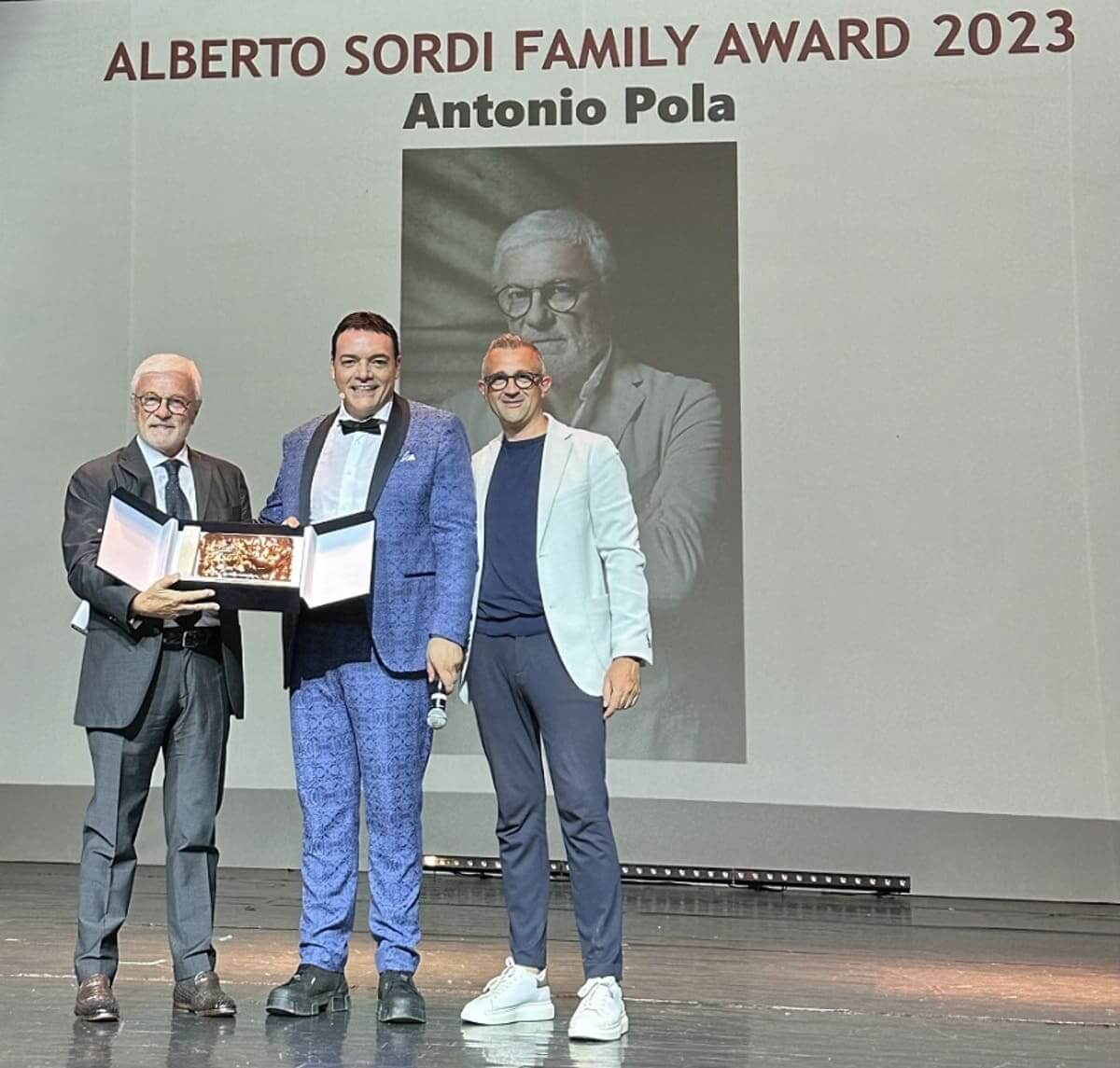 L'amministratore delegato di Acqua Lauretana Antonio Pola riceve il Premio dal direttore marketing di MagicLand Dario Grilli.jpg