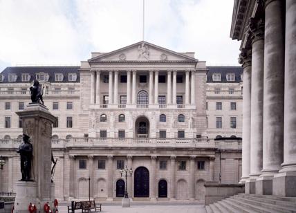Inflazione alta, la Bank of England lascia i tassi invariati al 5,25%