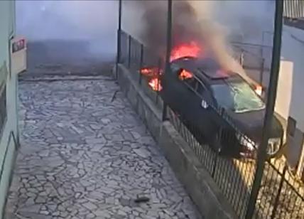 Bomba nell'auto dell'ex marito, indagata avvocatessa. Il video dell'esplosione