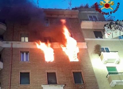 Incendio a Prati: distrutto un palazzo, tra le fiamme muore un 69enne
