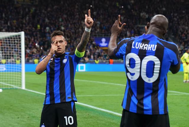 Lautaro Martinez e Lukaku festeggiano dopo il gol che ha messo il Milan in ginocchio (foto Lapresse)