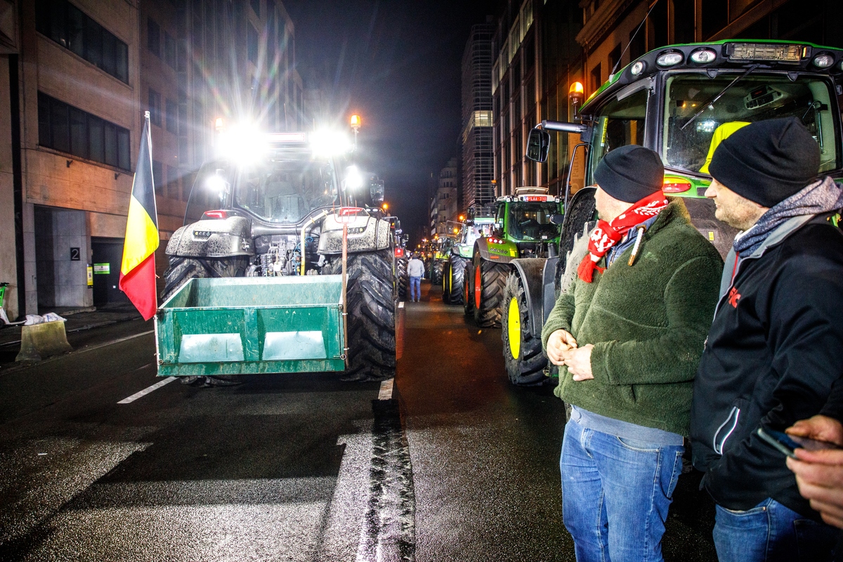 Bruxelles, la sfilata dei trattori in marcia verso nel cuore dell'Ue