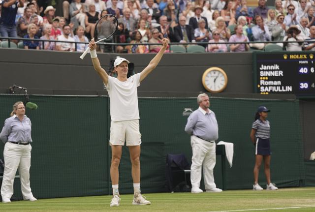 Sinner (foto Lapresse) vola in semifinale a Wimbledon contro Djokovic