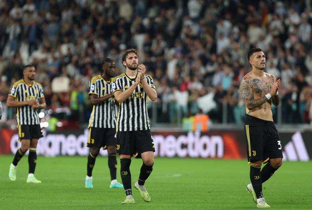 I giocatori della juventus salutano i tifosi a fine gara (foto Lapresse)