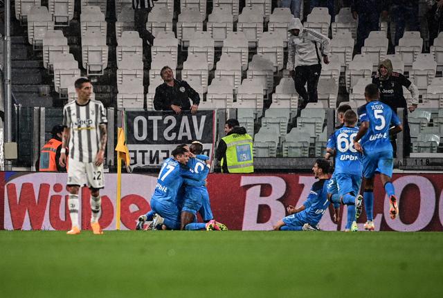 Il Napoli festeggia il gol di Raspadori (foto Lapresse)