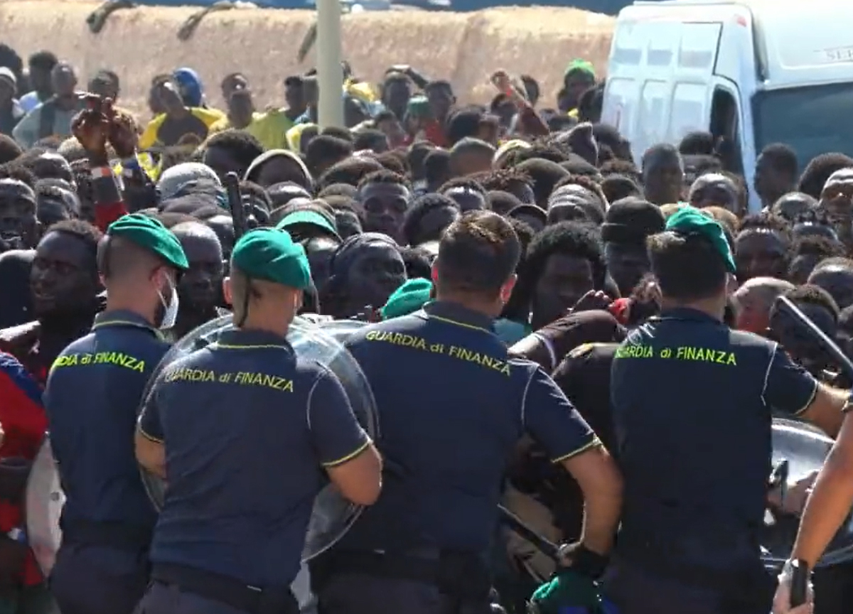 proteste migranti a Lampedusa