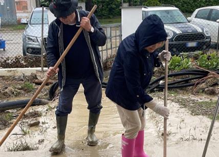 Emilia Romagna, Laura Pausini, i genitori puliscono la strada piena di fango