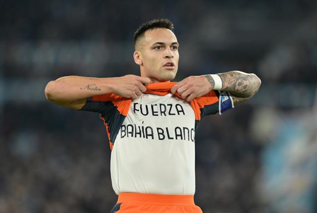 Lautaro gol e maglia speciale con dedica commovente: "Forza Bahia Blanca" (foto Lapresse)