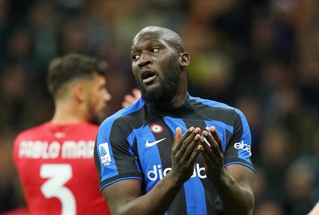 Lukaku (foto Lapresse), striscione dei tifosi juventini contro Big Rom