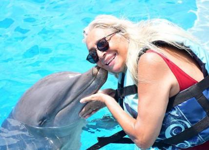 Mara Venier sirenetta con i delfini. Ma il pubblico social si spacca