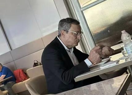 Draghi mangia da solo in aeroporto, l'immagine è subito virale sui social